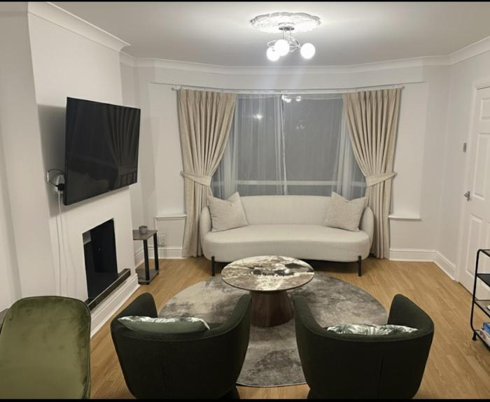 Cosy 4 bedroom in borehamwood with 3 parking