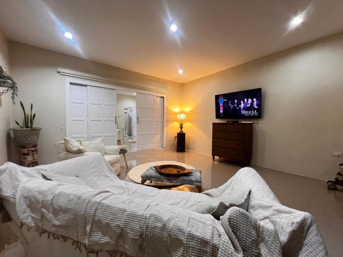 Comfy lakeside apartment