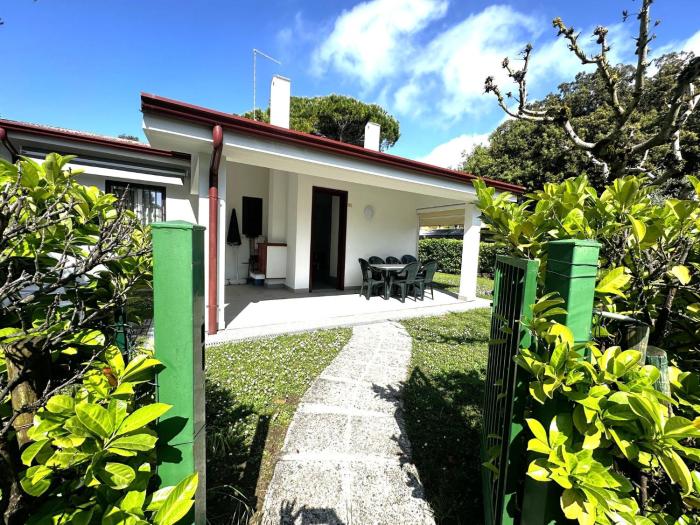 Villa with garden and pool access in Bibione