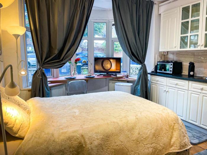 Spacious private Kitchen & Toilet - near central