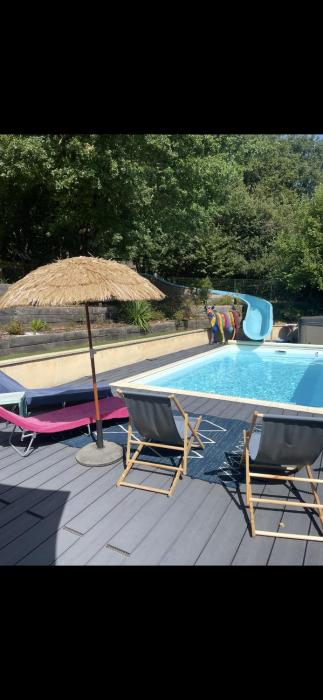 Chambres dans maison avec piscine toboggan aquatique et spa
