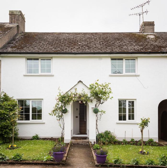 Spacious 3 Bed Cottage Near Beaches