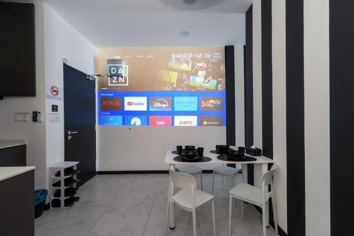 2PAX-4PAX Projector Screen Stay near KLCC & Jelatek LRT Station
