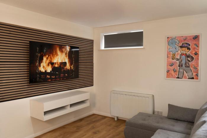 Luxury Flat - Prime Location - FREE PARKING - Next To Station