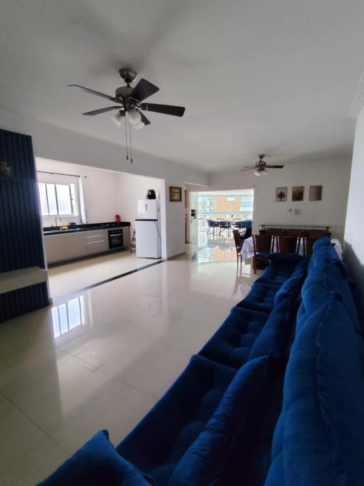 Apto de 180m vista mar, com 03 suites equipadas com ar condicionado, tvs e sacada, varanda gourmet e 02 vagas de garagem cobertas, a 50 metros da praia Tupi