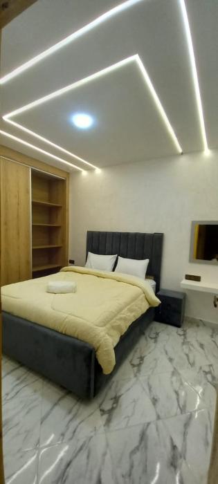Maison confortable Familiale au plein milieu dOujda, bien équipée et sécurisée avec 2 chambres et salon moderne et un garage pour le véhicule, cuisine et un douche moderne et une toilette marocaine