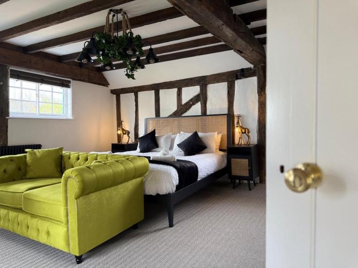 Family stay with soft play, hot tub, ping pong, pool table!