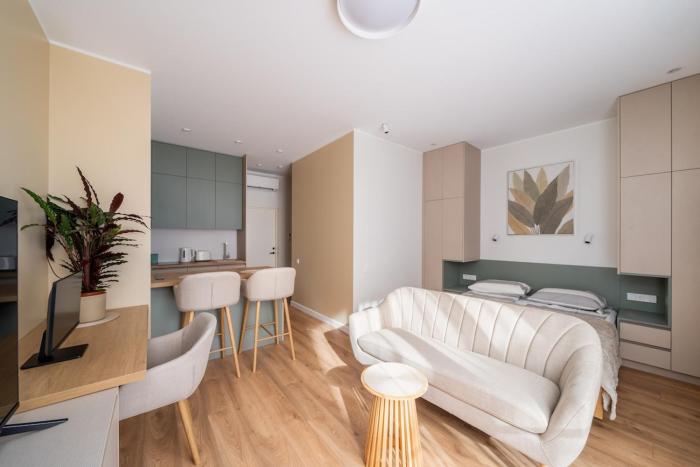 New Designer Old Town studio, TV, Work desk with monitor, AC, Security