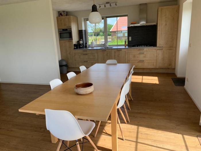 Holiday home at the edge of Frisian lake