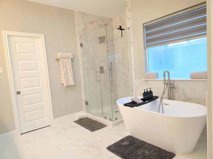 The Pershing Pad is at a Central location 3BR Sleeps 10