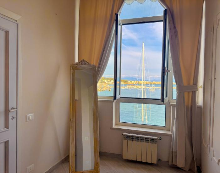 LA MAISON DU PORT - Superior Apartment, bright, glam, and refined with a wonderful sea view in Anzio city center