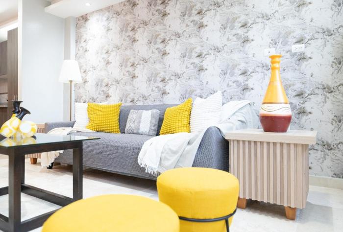 City Center, 2-BR Suite close to Shops, Restaurants, Bars and More