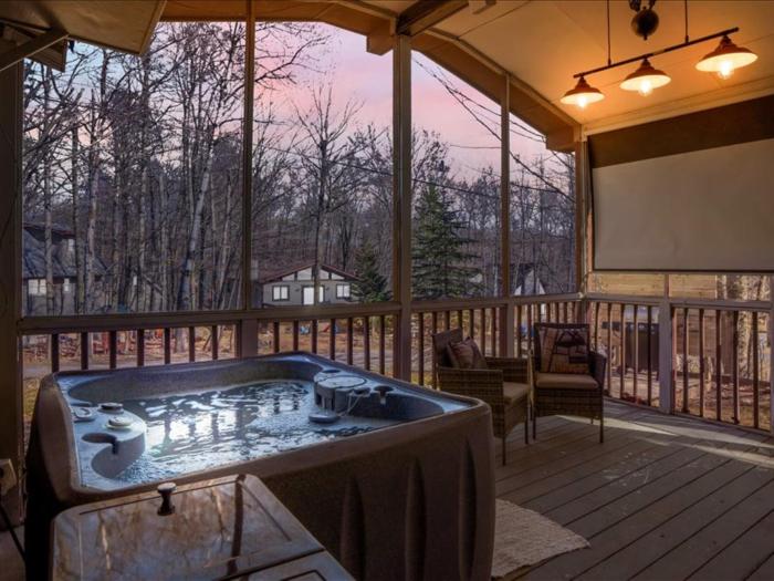 2BR Cottage with Hot Tub