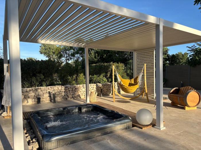 Villa Soleil Piscine Jacuzzi Pétanque Espace bbq billard et salons extérieurs