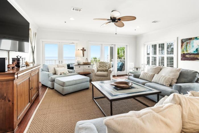 4 BR GULF Front Condo, Bikes, & Community Pool