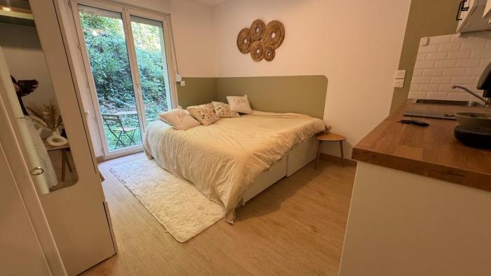 Lombelle - Studio vert deau avec petit extérieur