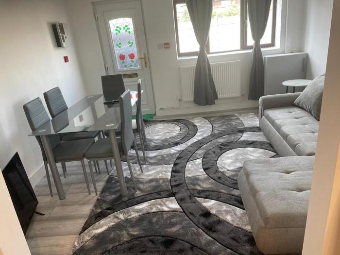 4 Bedroom 4 bathroom Habour place in Crewe by M&R shortstays, Perfect for Contractors & Business, FREE Off road Parking- Sleeps 8