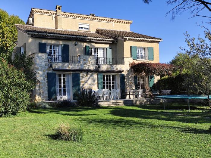 Vaste villa , piscine , garage pour vélos et motos , grand parking
