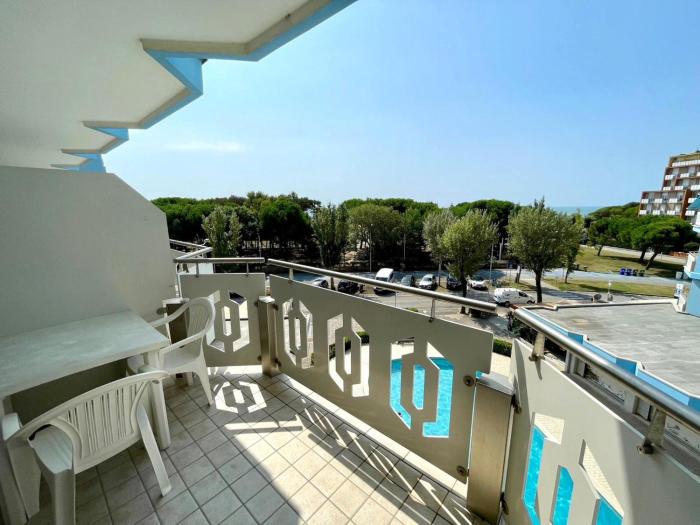 Colorful studio with shared pool