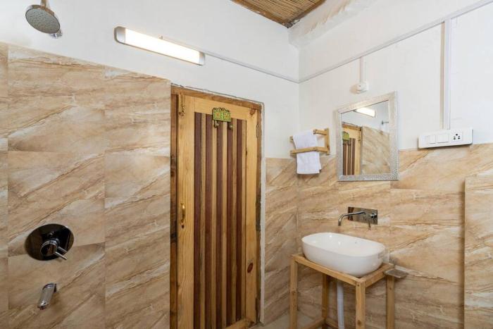 SaffronStays Hillstation Over Tirthan Valley