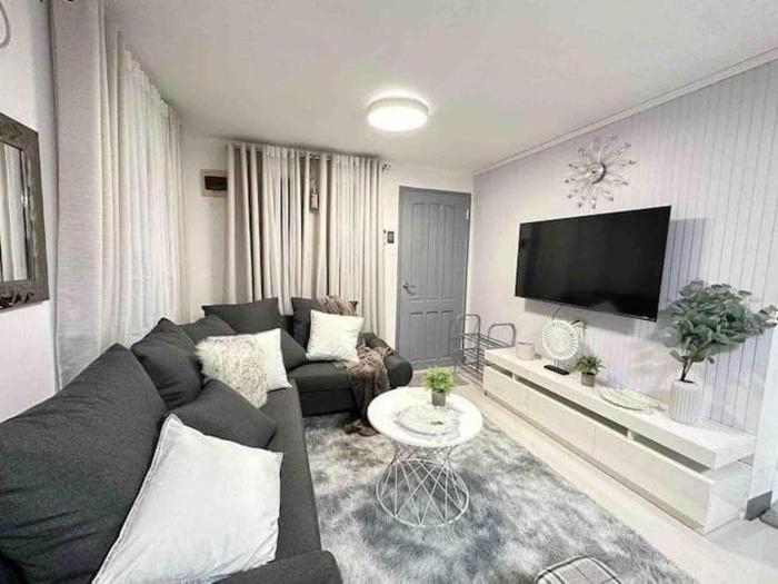 3BR Home Near Clark Airport-Private Pool-Parking-Kitchen-Hi Speed WiFi and Entertainment