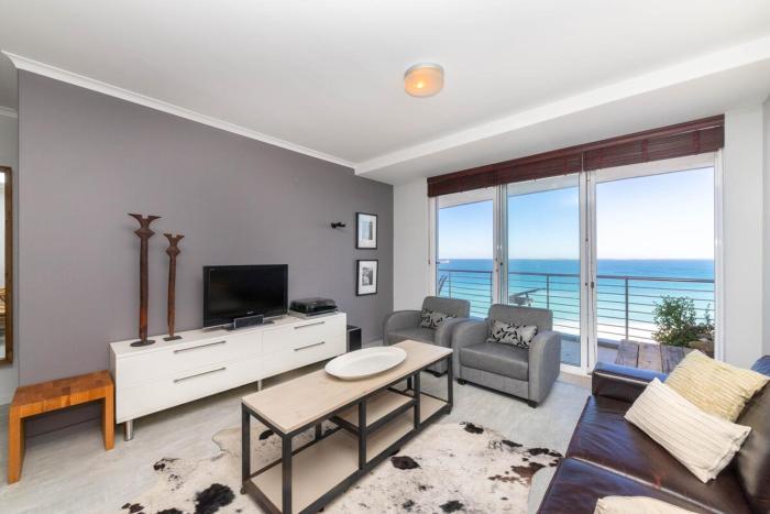 Beachfront Bliss with Table Mountain Views Horizon Bay 801