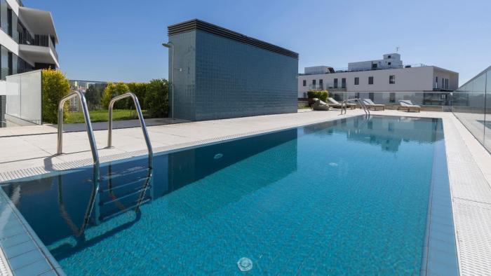 Soft Modern Flat With Pool & Gym by LovelyStay
