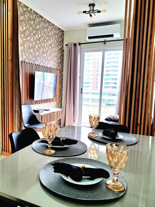 Apto Com Sacada e Ar Condicionado a 2 minutos da Praia