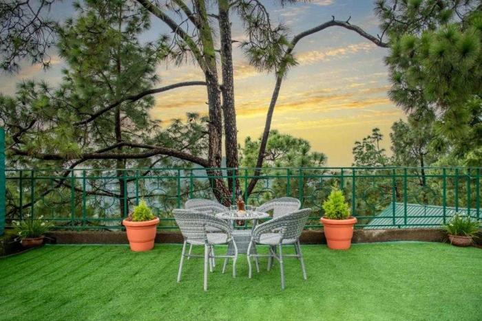 Exotic Stays Kasauli I The Himalayan Heights I Best Seller Of The Year I Family Groups I Balcony Toy Train View I Serviced Apartments I Kasauli