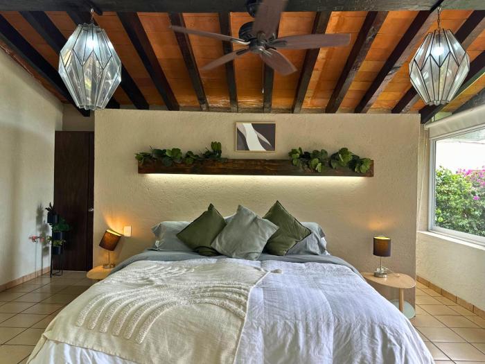 Casa Haru, Hermosa casa con alberca climatizada, jardín, asador y tombling, capacidad para 14 personas, 5 recámaras, 8 camas, 5 baños estacionamiento para 4 autos