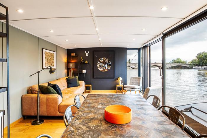 Stylish Thames Houseboat with Roof Terrace