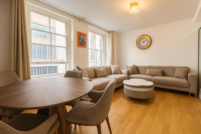 Soho Living Chic 1BR Flat on Wardour Street, 2nd Floor - No lift 4WD