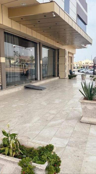 شقق نصف القمر للشقق المخدومة