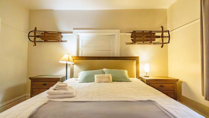 Mathilda Street Trio - The Lodge with King Bed