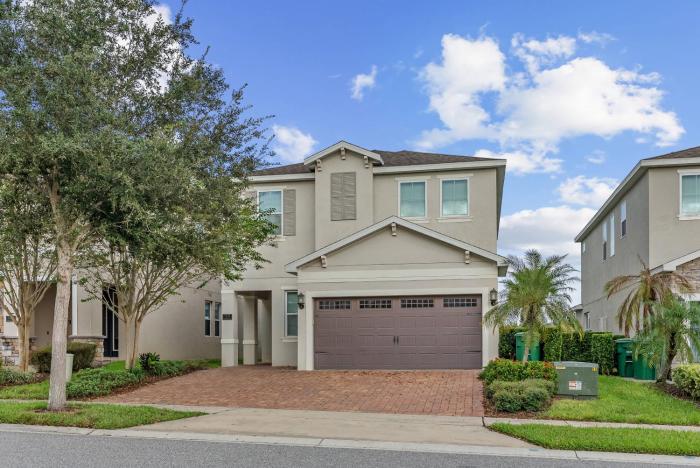Luxury 5Bedrooms w Pool Jacuzzi Game Room
