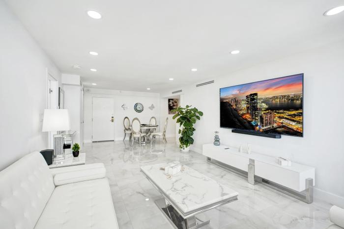 Oceanfront Escape with Resort Amenities Gym Pools and Sauna 1408