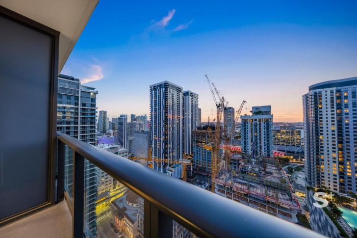 Chic Downtown Studio with City Views