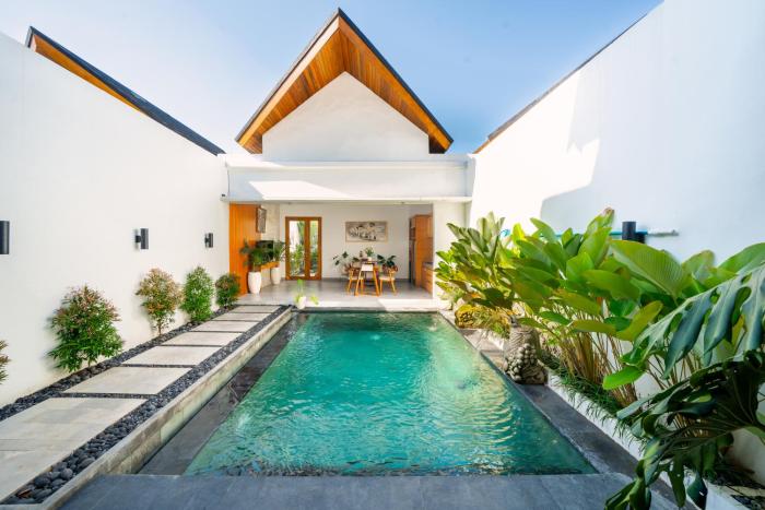 Arkarhea Villa, BRAND NEW! 2BR Tropical Villa with Pool, Canggu
