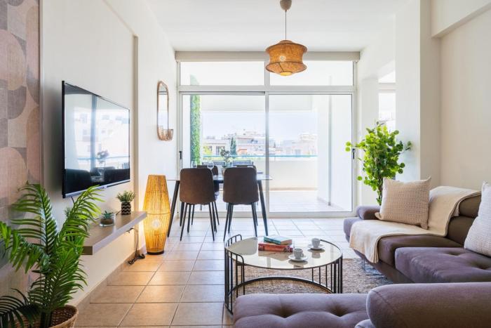 Yellow Canvas - 2-BR Apartment & Balcony in Larnaca