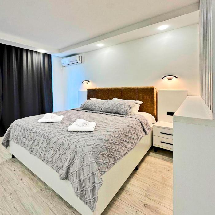 Modern Studio 1820 by the Boulevard with Balcony & Wi-Fi