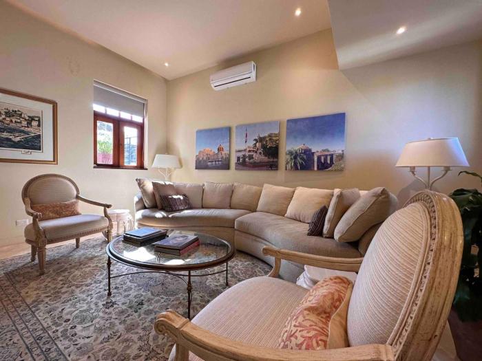 Lux 2-Level Townhouse with Stunning Historic Views