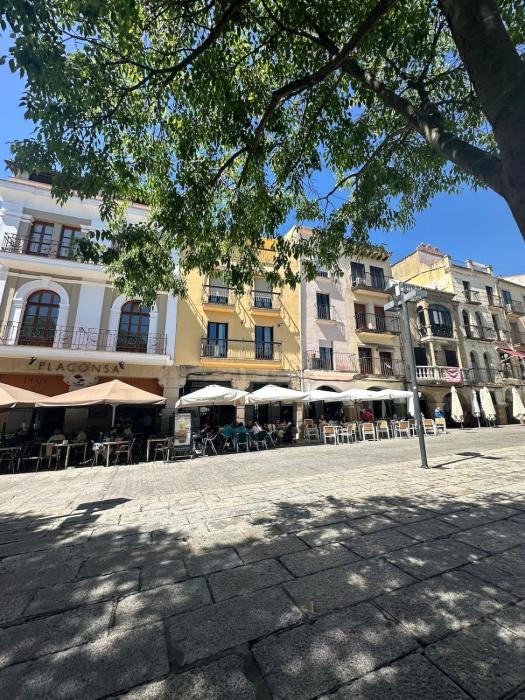 Lovely 2 bedrooms apartment main square Plasencia