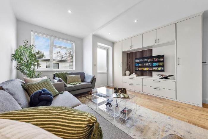 Cosy 2BR Apt, Walk to Station, Free WiFi Included