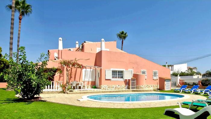 Vila Paraiso da Maria 5 quartos duas salas, jardim, piscina, varanda com churrasqueira e WIFI