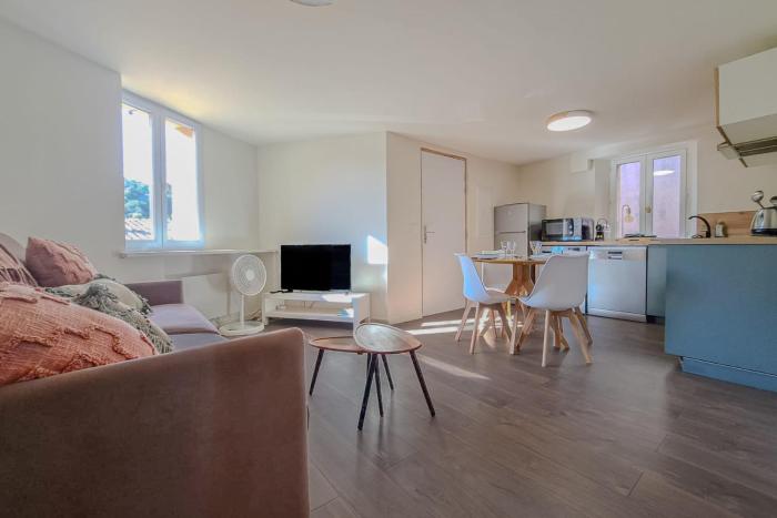 Cozy 1BR in the heart of the old village of Villeneuve-Loubet - BENAKEY