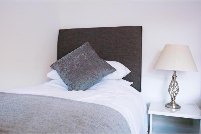 House-Sleeps6-Parking-Garden-Familly&Contractors