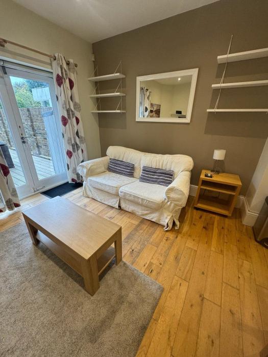 JOIVY Charming 1-Bedroom Flat with Patio