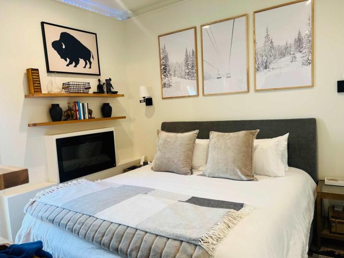 Stylish King Suite-FP-Hot Tub-Walk toIn OT