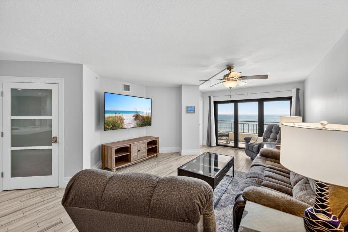 New listing! Direct oceanfront with private balcony, pool, and hot tub