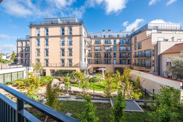 Les Belles Lettres - centre ville face à la Gare - 20 mn de Paris St Lazare